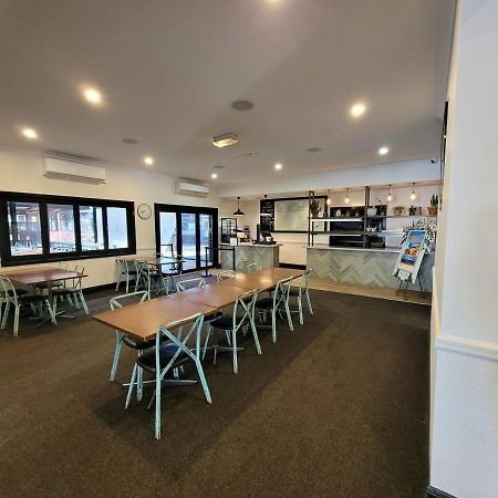 Palm And Pawn Motor Inn Wagga Wagga Exterior photo